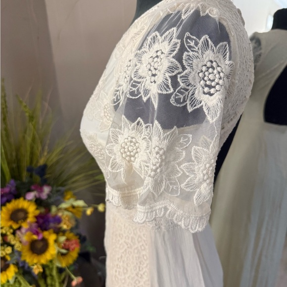 Soieblu • Short Sleeve V-Neck Mixed Lace Sheath Dress - Picture 14 of 16